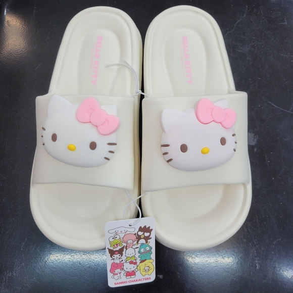 Brand New Sanrio Hello Kitty Big Charm Slippers US 8.5 - Picture 1 of 9